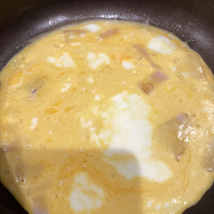 モッツレラチーズとハムの薄焼き卵